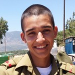 טוראי יוסי סדיקי לומד עברית
