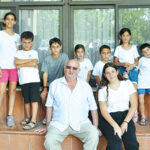 11 נכדים מאותה משפחה חובשים את ספסלי בית הספר "שורשים"